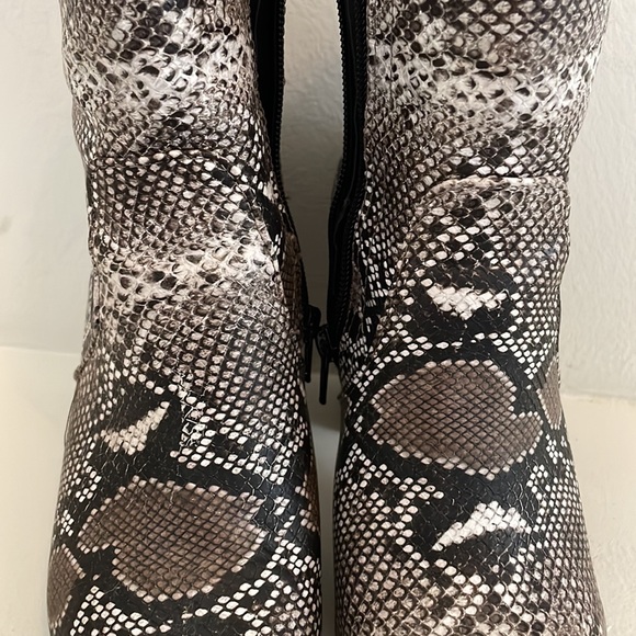 Fresh Fall 2025 trend!! Snake print booties - Picture 6 of 9